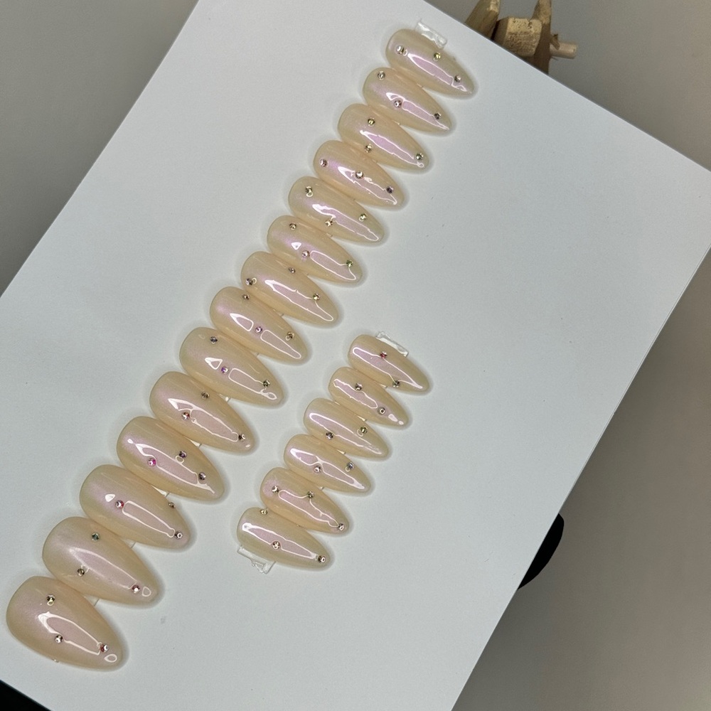 Cream Chrome dazzled short almond reusable press on nail